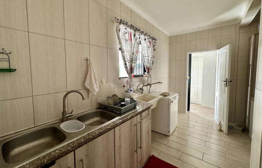 5 Bedroom Property for Sale in Fraaiuitsig Western Cape